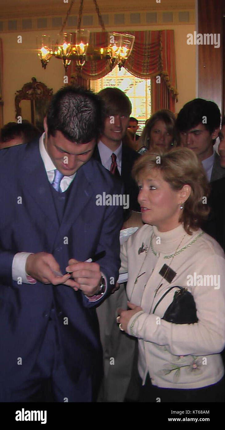 Tim Tebow, ex giocatore della NFL e vincitore dell'Heisman Trophy, è visto qui firmare un autografo per Michelle Rehwinkel Vasilinda a Tallahassee, Florida, riflettendo il suo legame con i tifosi e la comunità. Foto Stock