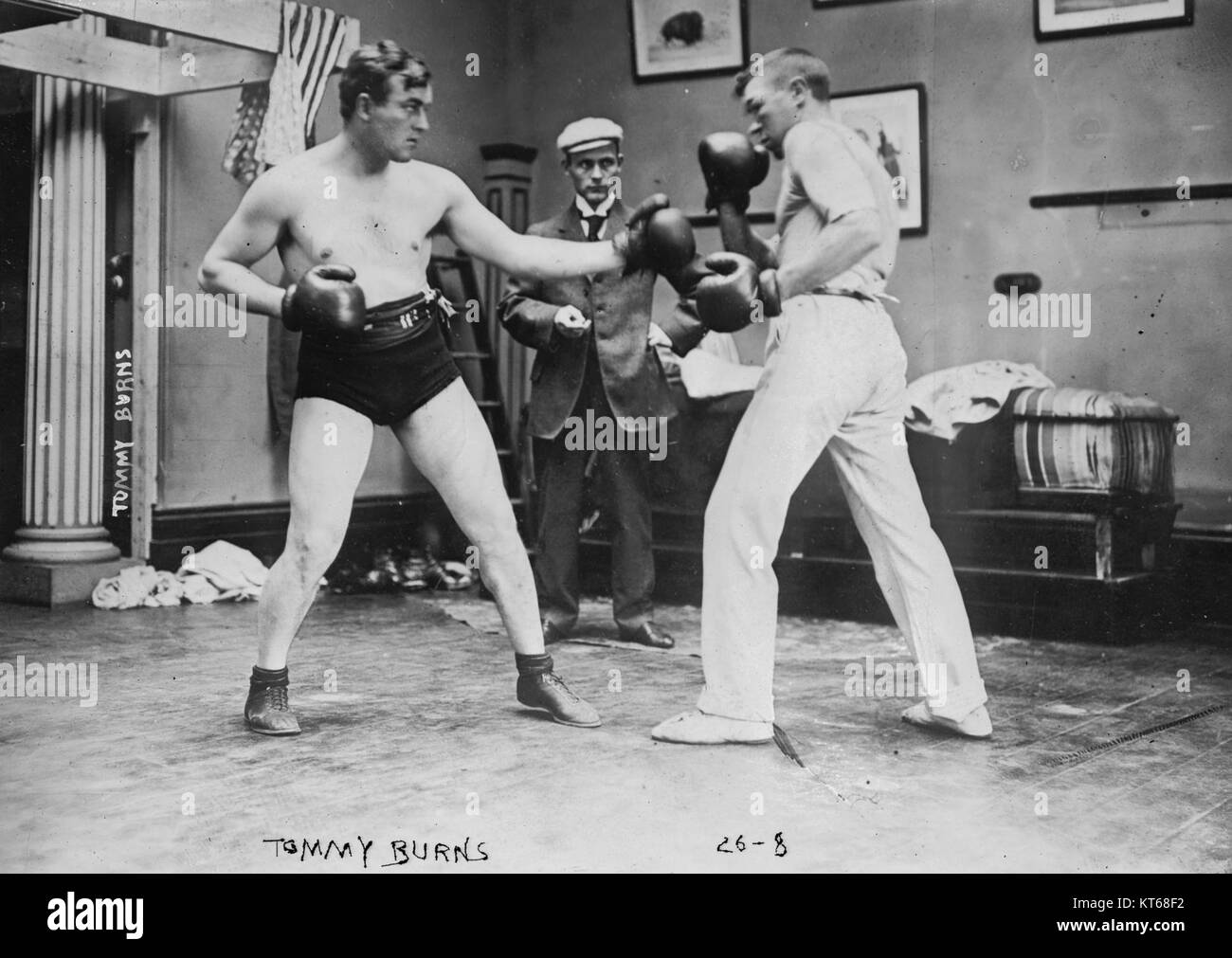 Tommy Burns, un noto pugile, è raffigurato sparring in questa immagine storica. Burns era una figura notevole nel mondo della boxe, noto per la sua forza e il suo spirito competitivo. Foto Stock