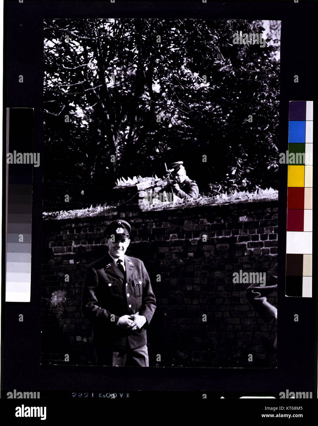 Il tiratore del *muro di Berlino* nella fotografia di *Toni Frissell* ha catturato un momento significativo durante la Guerra fredda, mettendo in evidenza la tensione e la divisione che hanno segnato Berlino negli anni '1960 Foto Stock