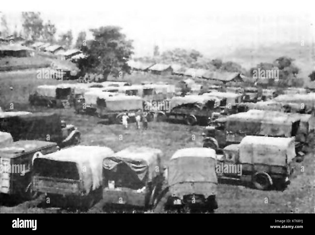 Questa immagine raffigura camion sequestrati agli italiani dopo l'assedio di SaC3AFo. I camion erano una parte importante della logistica militare del dopoguerra e delle catene di approvvigionamento. Foto Stock