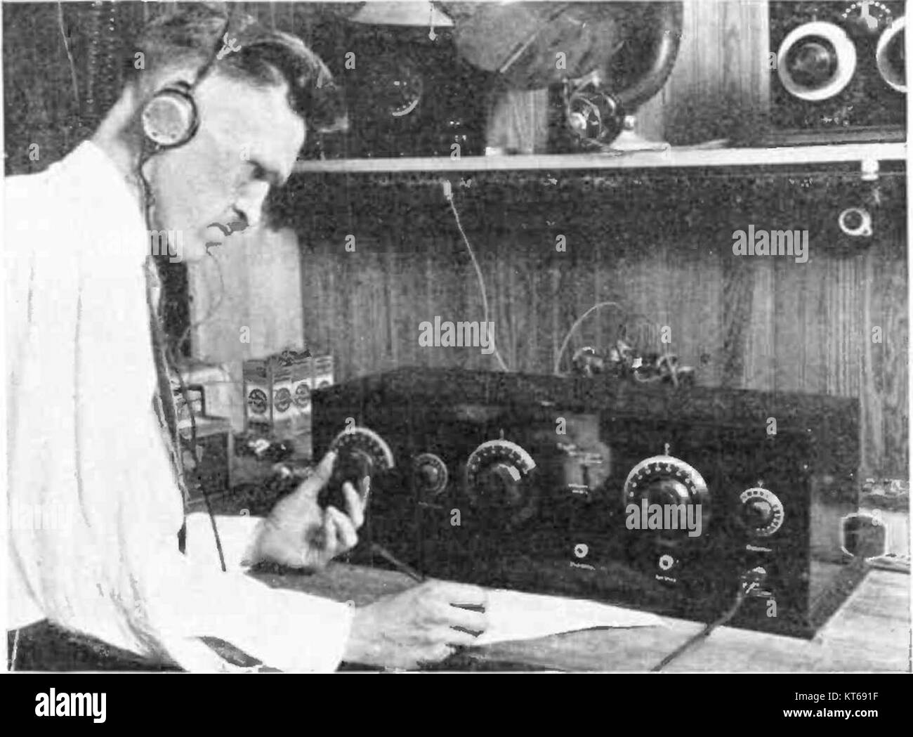 Un ricevitore Neutrodyne del 1924, un dispositivo chiave nella prima tecnologia radio, che illustra i progressi nell'elettronica e nelle comunicazioni durante l'inizio del XX secolo. Foto Stock