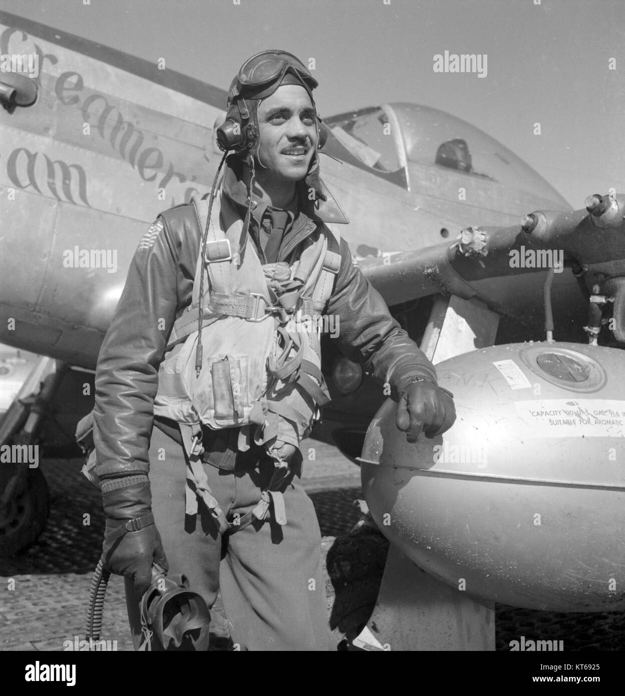 Edward Gleed, un Tuskegee Airman, si trova accanto al suo aereo P-51 Mustang. Come uno dei primi piloti di caccia afroamericani nelle U.S. Army Air Forces, Gleed contribuì agli sforzi di combattimento aereo della seconda guerra mondiale. Il P-51 Mustang era noto per la sua lunga gittata ed efficacia nelle missioni di combattimento durante la guerra. Foto Stock
