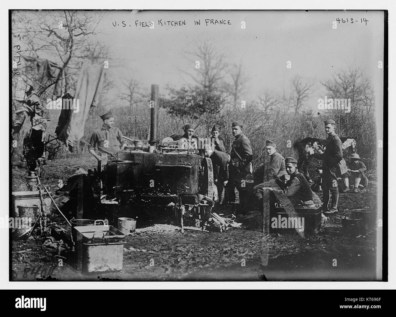 Questa immagine raffigura una cucina da campo statunitense in Francia durante la prima guerra mondiale, che mostra la configurazione e le operazioni delle cucine militari sul campo, fornendo cibo alle truppe. Foto Stock