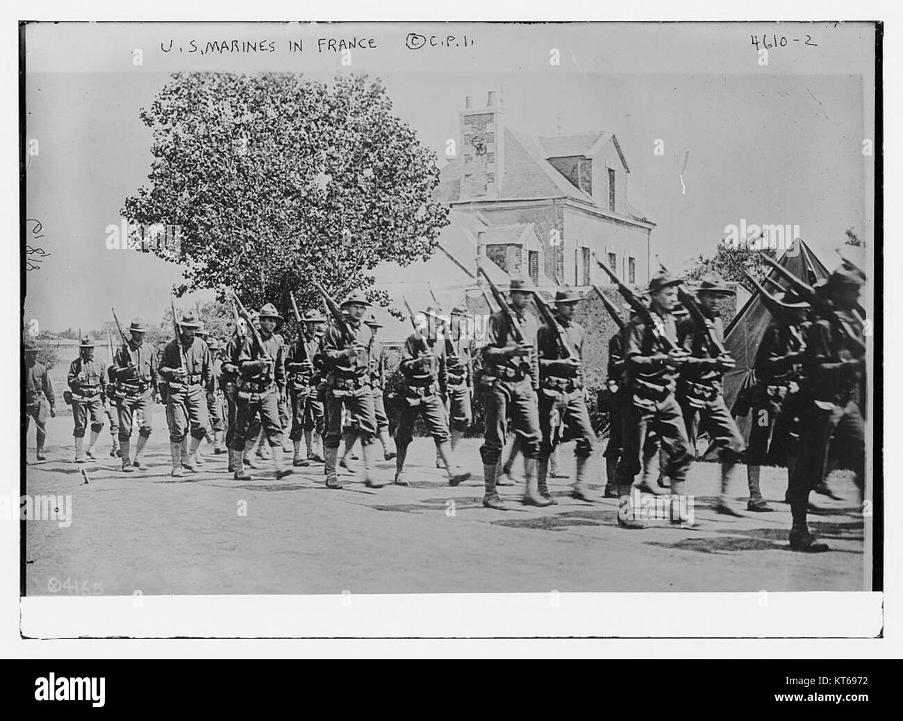 Questa fotografia raffigura i Marines statunitensi di stanza in Francia, probabilmente durante la prima guerra mondiale o la seconda guerra mondiale. L'immagine evidenzia il ruolo delle forze militari americane nei teatri di guerra europei, riflettendo la loro presenza e le loro operazioni in Francia durante questi periodi critici. Foto Stock