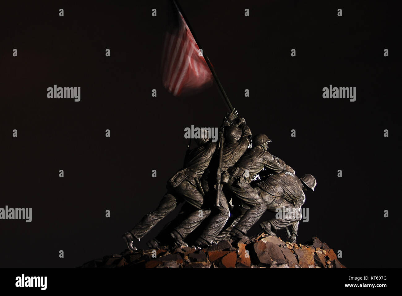 Lo U.S. Marine Corps War Memorial, situato ad Arlington, Virginia, è raffigurato qui di notte. Onora i marines statunitensi che sono morti in tutte le guerre dal 1775. Foto Stock