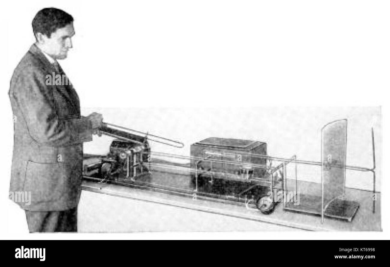 Il trasmettitore di linea UHF Barkhausen-Kurz Lecher, sviluppato nel 1933, è un pezzo storico della tecnologia utilizzata nella trasmissione ad alta frequenza. Ha svolto un ruolo chiave nello sviluppo delle prime radio e telecomunicazioni. Foto Stock