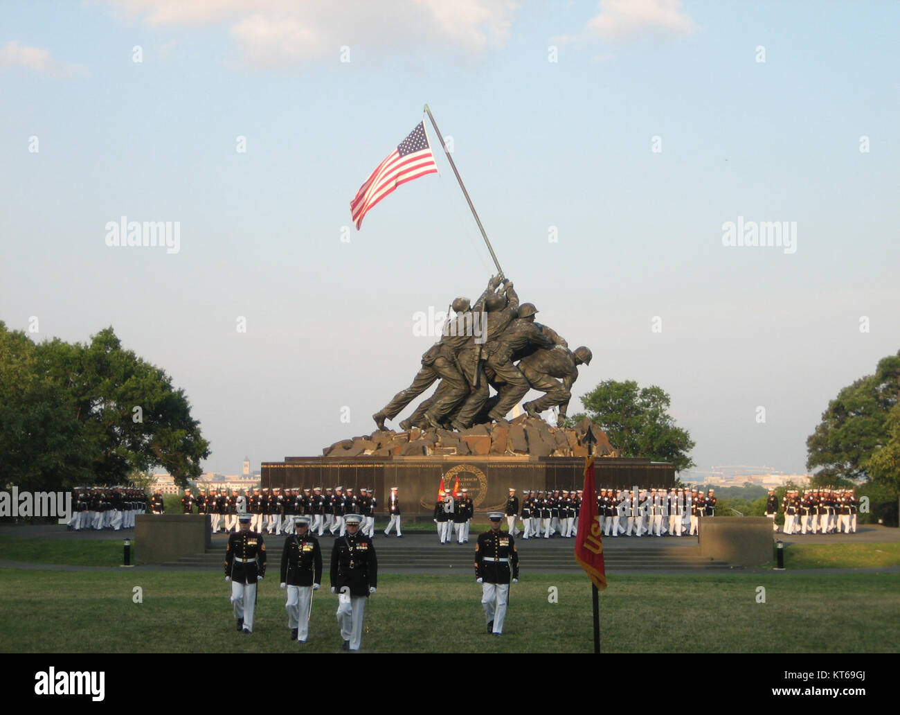 La USMC War Memorial Sunset Parade, tenutasi l'8 luglio 2008, è un evento prestigioso che mostra la precisione cerimoniale del corpo dei Marines degli Stati Uniti e onora i soldati caduti. Foto Stock