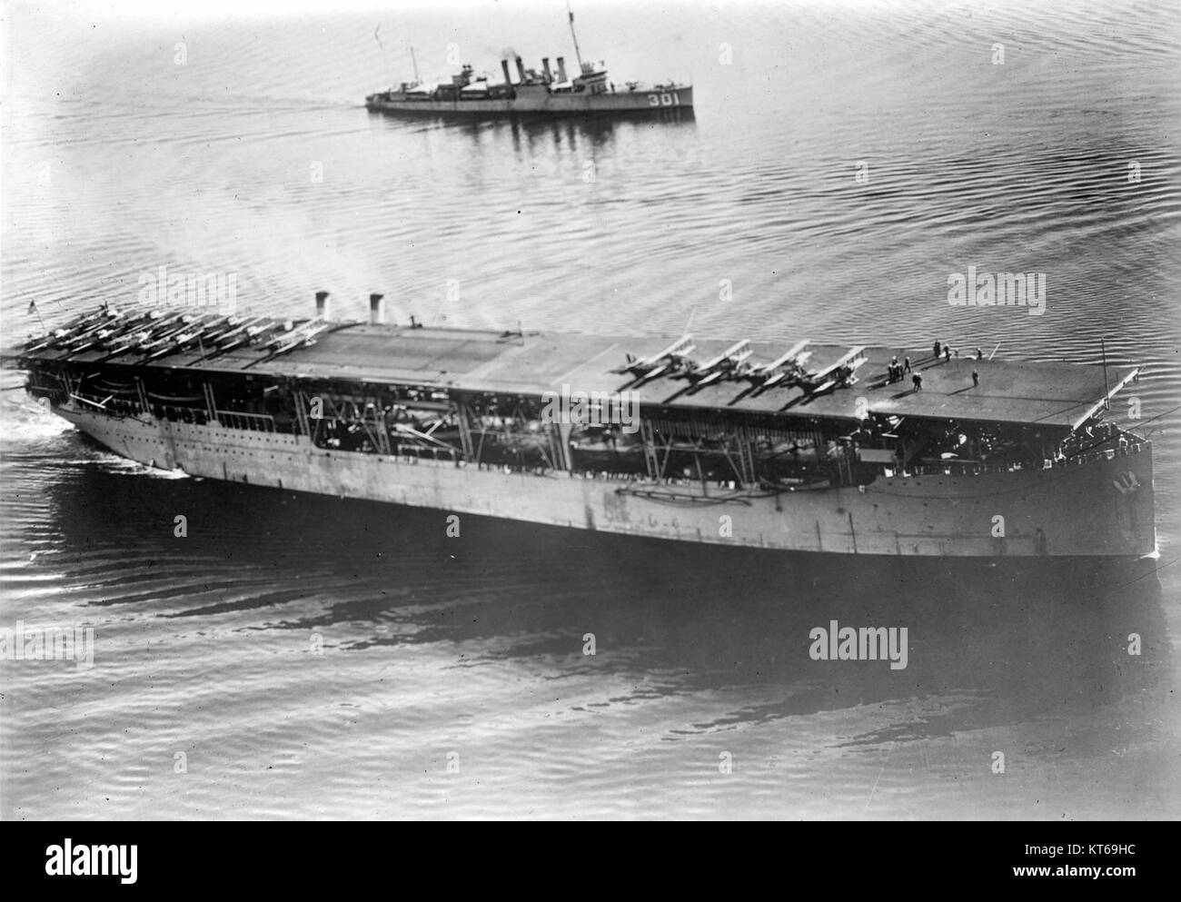 Questa immagine cattura la USS Langley (CV-1), la prima portaerei americana, e la USS Somers (DD-301), un cacciatorpediniere, operante al largo di San Diego nel 1928. Segna un momento importante nella storia navale. Foto Stock