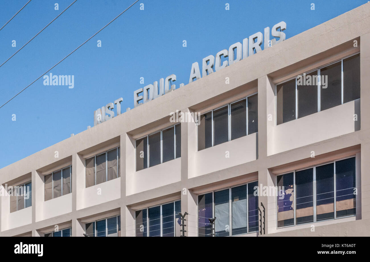 La Arcoiris School, situata a Porlamar, Venezuela, è un'istituzione educativa nota per la sua attenzione alla comunità e allo sviluppo educativo. Fornisce una serie di programmi accademici agli studenti locali. Foto Stock