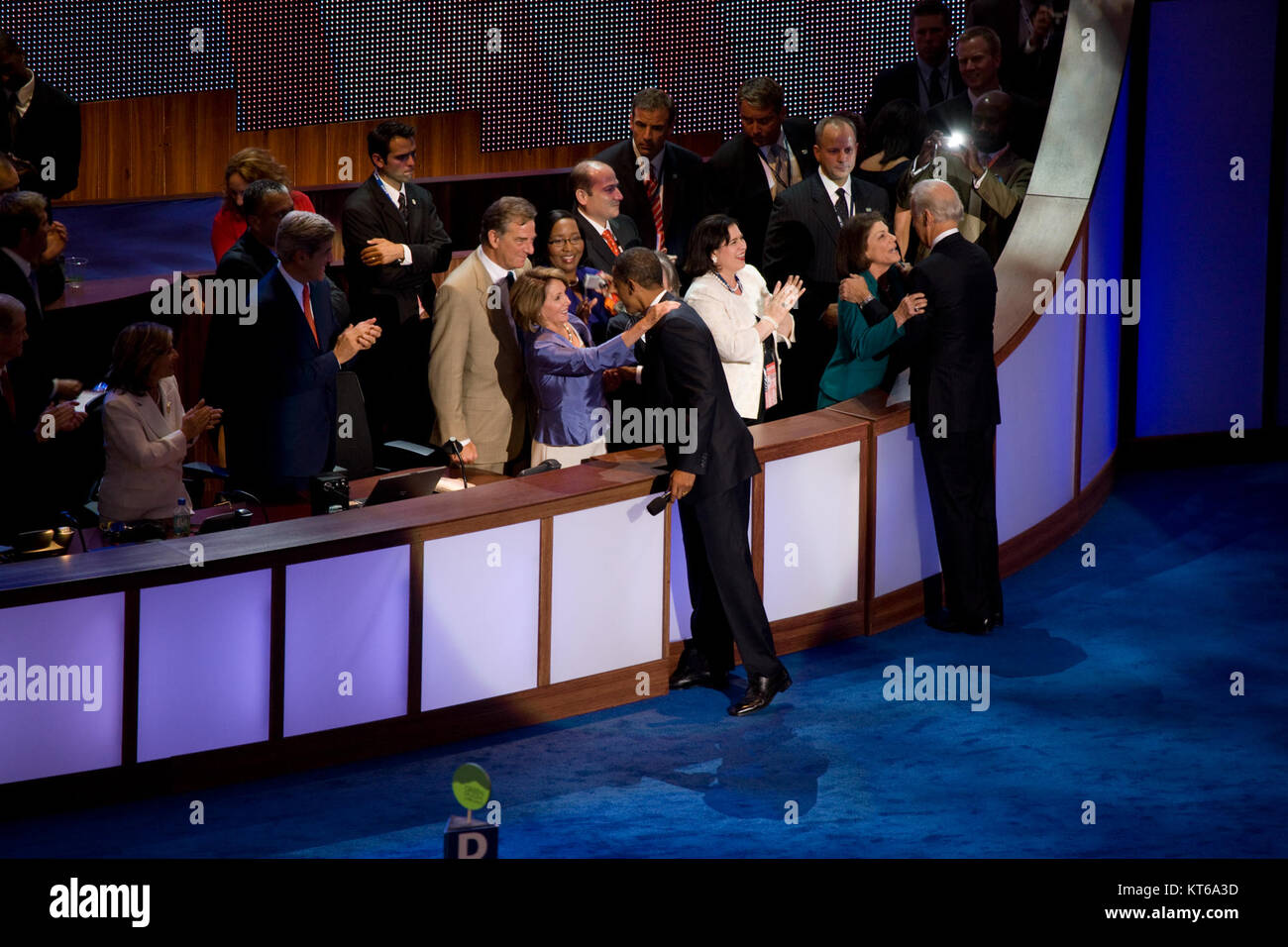 Questa fotografia cattura il candidato vicepresidente Joe Biden e il candidato presidenziale Barack Obama alla Convention nazionale democratica del 2008 a Denver. Stanno salutando i leader del Congresso Nancy Pelosi e John Kerry durante l'evento. Foto Stock