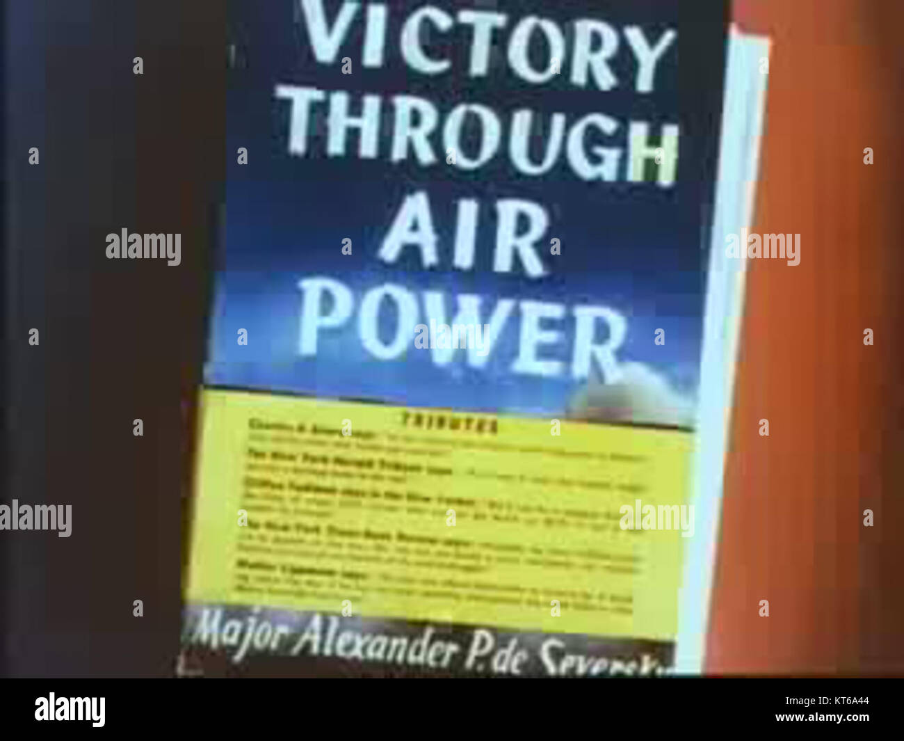 Victory Through Airpower è un libro storico che discute il ruolo del combattimento aereo nella guerra. Il libro esplora gli aspetti strategici e tattici della guerra aerea e il suo impatto sulla storia militare. Foto Stock