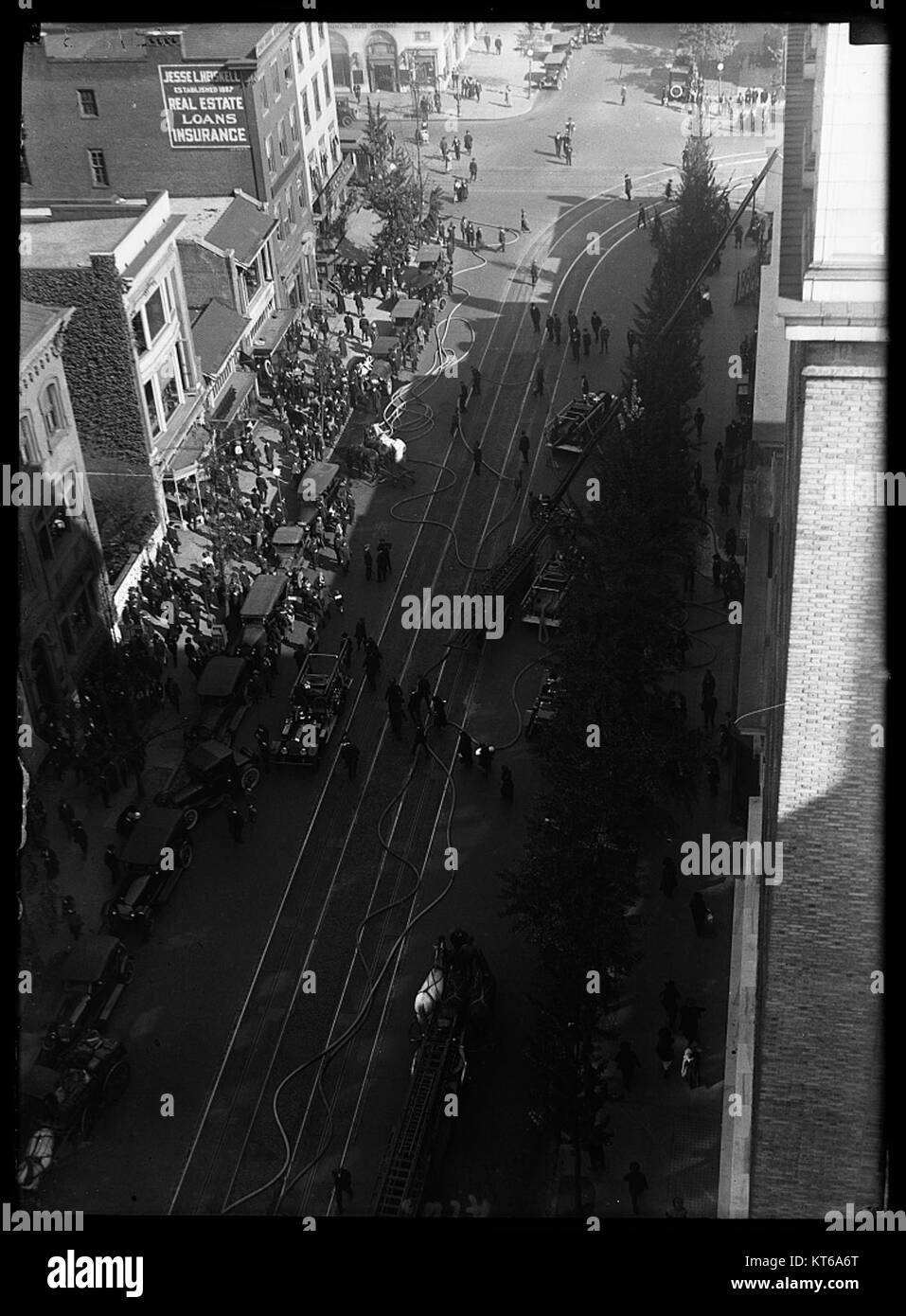 Una vista sul tetto che mostra i camion dei pompieri e le attrezzature antincendio su una strada, dimostrando la disponibilità e l'organizzazione dei servizi di emergenza nelle aree urbane. Foto Stock