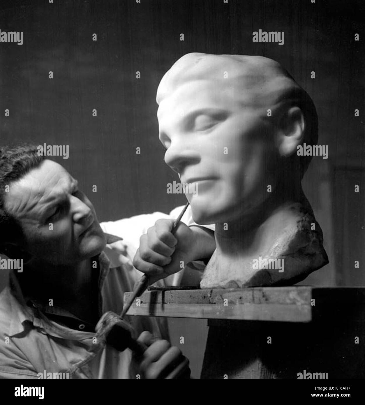 Vojin BakiÄ‡, un rinomato scultore jugoslavo, lavora su una scultura di I.G. KovaÄ iÄ‡. L'opera d'arte di BakiÄ‡riflette influenze moderniste e ha avuto un impatto significativo sulla scena artistica dell'ex Jugoslavia. Foto Stock