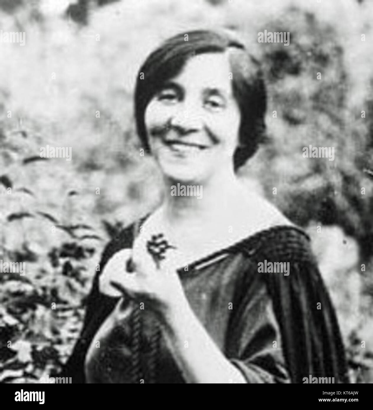 W-Landowska2 è un'immagine ritagliata con un'artista famosa, che mostra una particolare attenzione alla sua performance o arte. L'immagine evidenzia il suo coinvolgimento nella musica, nella cultura e il suo impatto artistico, trasmettendo un momento nella sua carriera. Foto Stock