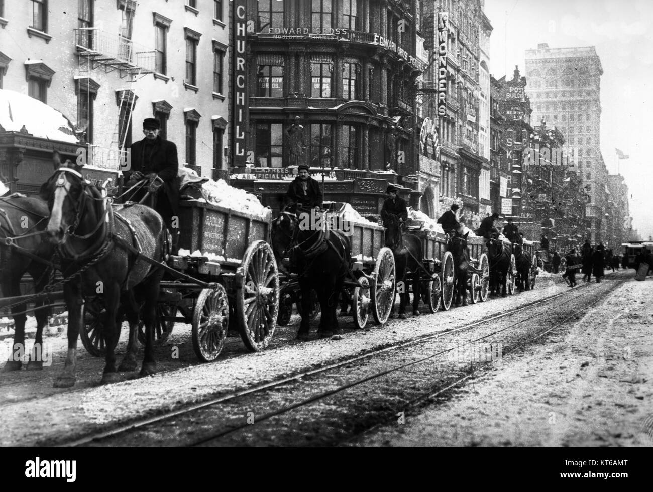 Questa fotografia storica del 1908 mostra gli sforzi di rimozione della neve a New York City utilizzando carri trainati da cavalli. L'immagine mette in evidenza i metodi dell'inizio del XX secolo per affrontare il clima invernale in ambienti urbani. Foto Stock