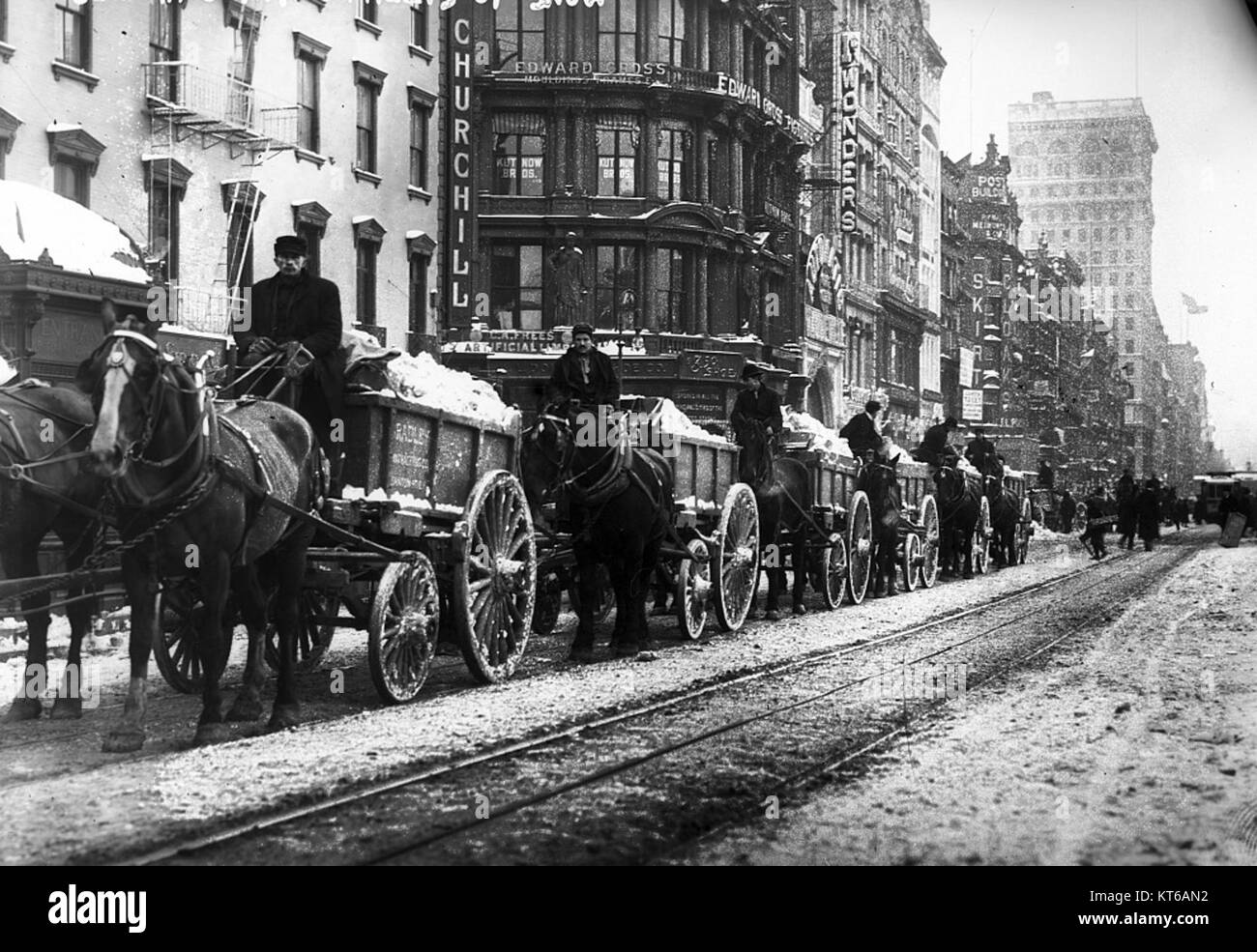 Operazione di rimozione della neve utilizzando carri identificati dal codice 00137v, che consente di rimuovere efficacemente la neve da cingoli o strade durante le condizioni invernali. Foto Stock