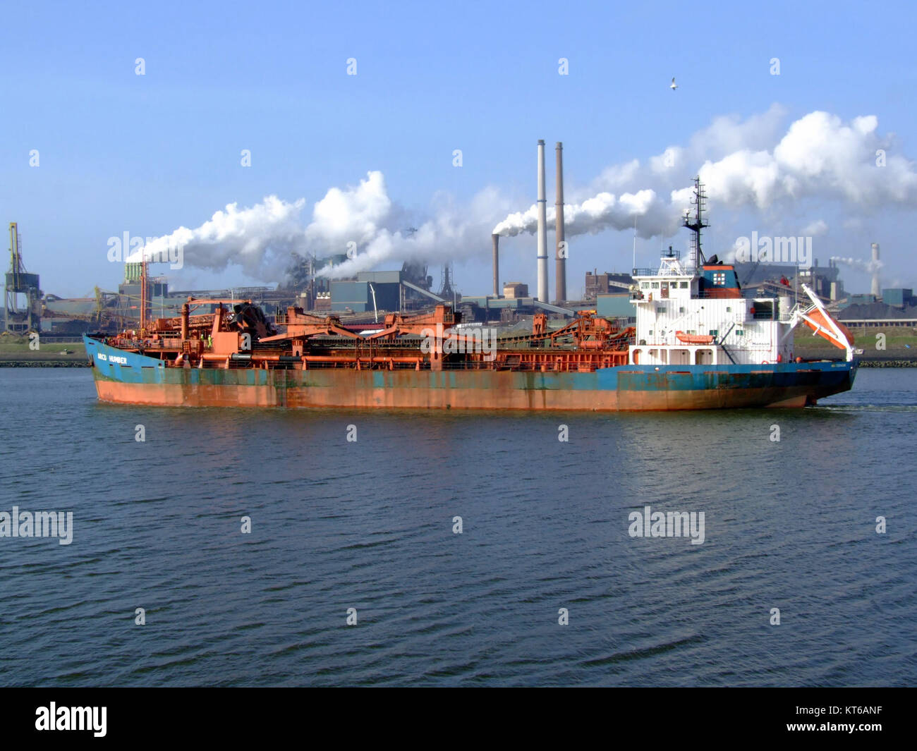L'Arco Humber p5 è una nave ormeggiata a IJmuiden, situata nel porto di Amsterdam, Olanda. Il porto funge da porta d'ingresso fondamentale per il commercio internazionale, con l'Arco Humber p5 che rappresenta una delle tante navi che lo attraversano, impegnata in attività commerciali e marittime. Foto Stock