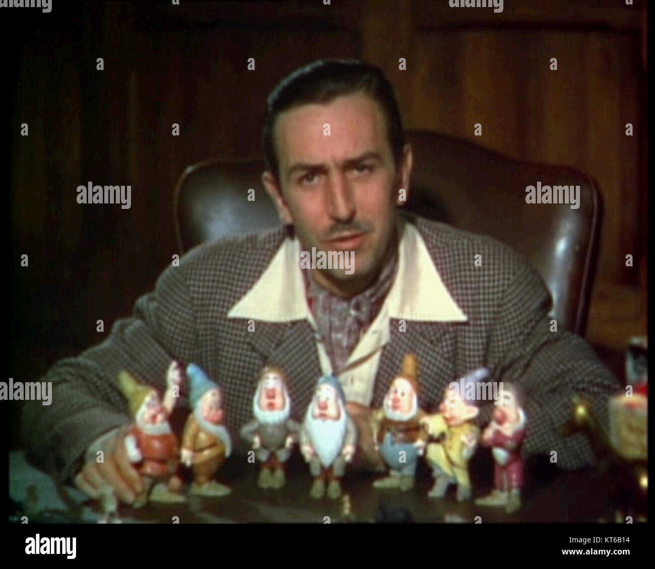 Uno screenshot del trailer del 1937 per "Biancaneve e i sette nani" di Walt Disney, il primo lungometraggio animato che mostra i momenti iconici del film rivoluzionario. Foto Stock