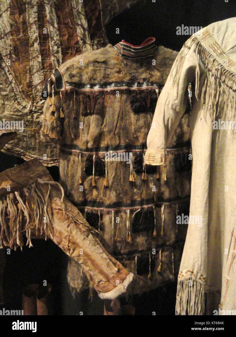 Un parka di scoiattolo di terra artico del popolo Koniag, donato nel 1846, in mostra presso la collezione etnologica del Museo delle Culture di Helsinki. L'immagine mostra la cura artigianale e i materiali unici utilizzati nella sua creazione. Foto Stock