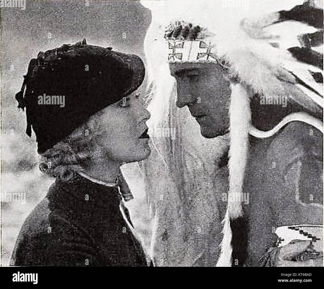 Weeks Jones White Eagle è un film del 1932 che mostra le prime tecniche di narrazione cinematografica. Il film è notevole per il suo contesto storico e lo stile visivo, catturando temi di esplorazione e avventura. Foto Stock