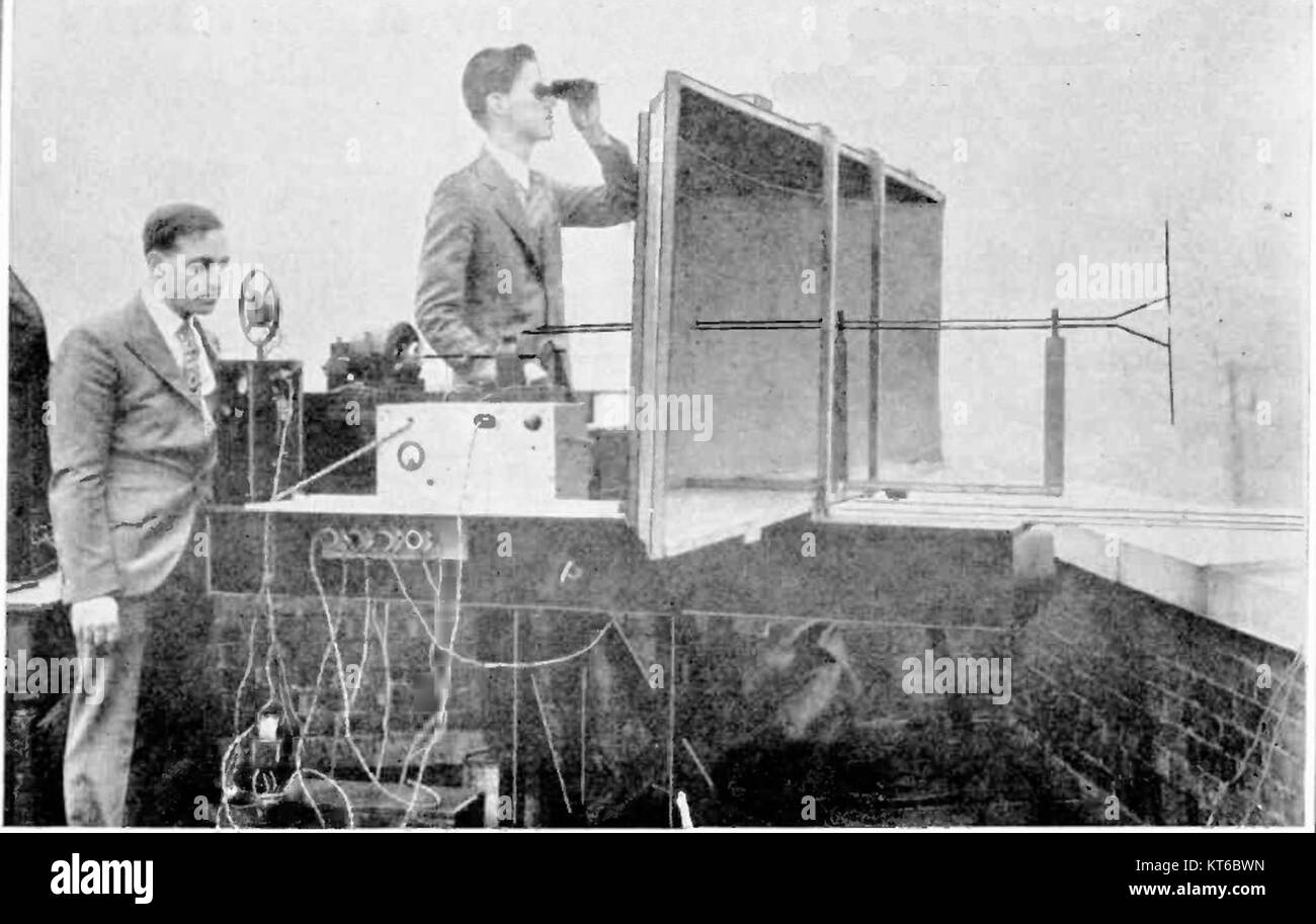 Il trasmettitore sperimentale a 700 MHz Westinghouse, sviluppato nel 1932, segnò un importante progresso nella tecnologia radio, rappresentando i primi sforzi nella trasmissione ad alta frequenza e nelle comunicazioni radio. Foto Stock