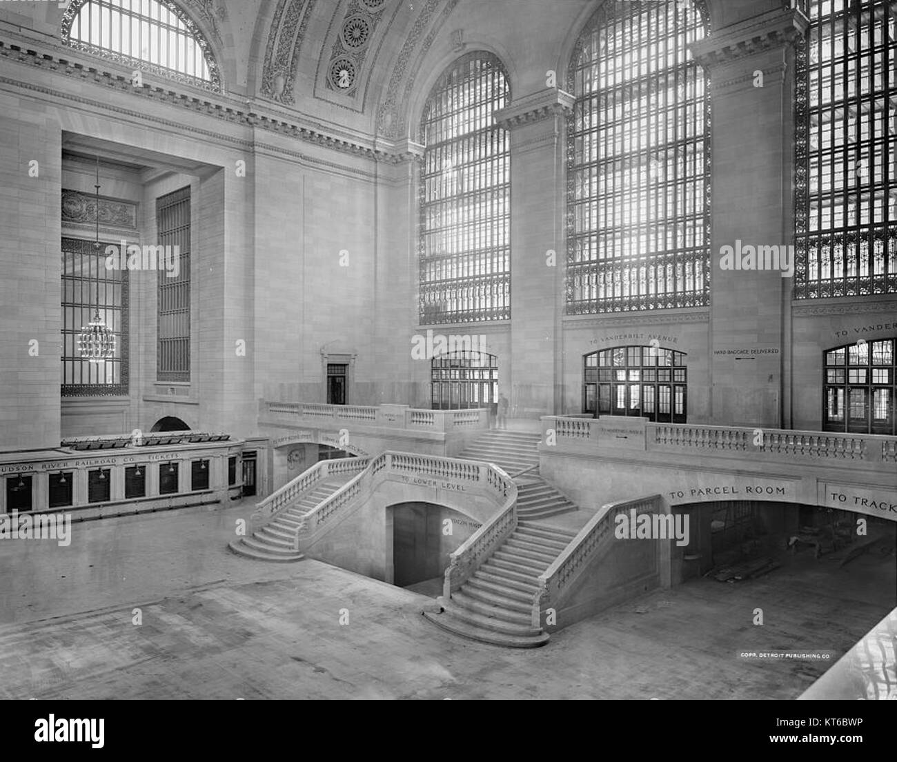 Il balcone occidentale dell'atrio principale del Grand Central Terminal offre una prospettiva unica dell'iconica stazione ferroviaria. Conosciuta per la sua architettura Beaux-Arts, è una caratteristica chiave del design della stazione, offrendo una vista del vivace spazio sottostante. Foto Stock