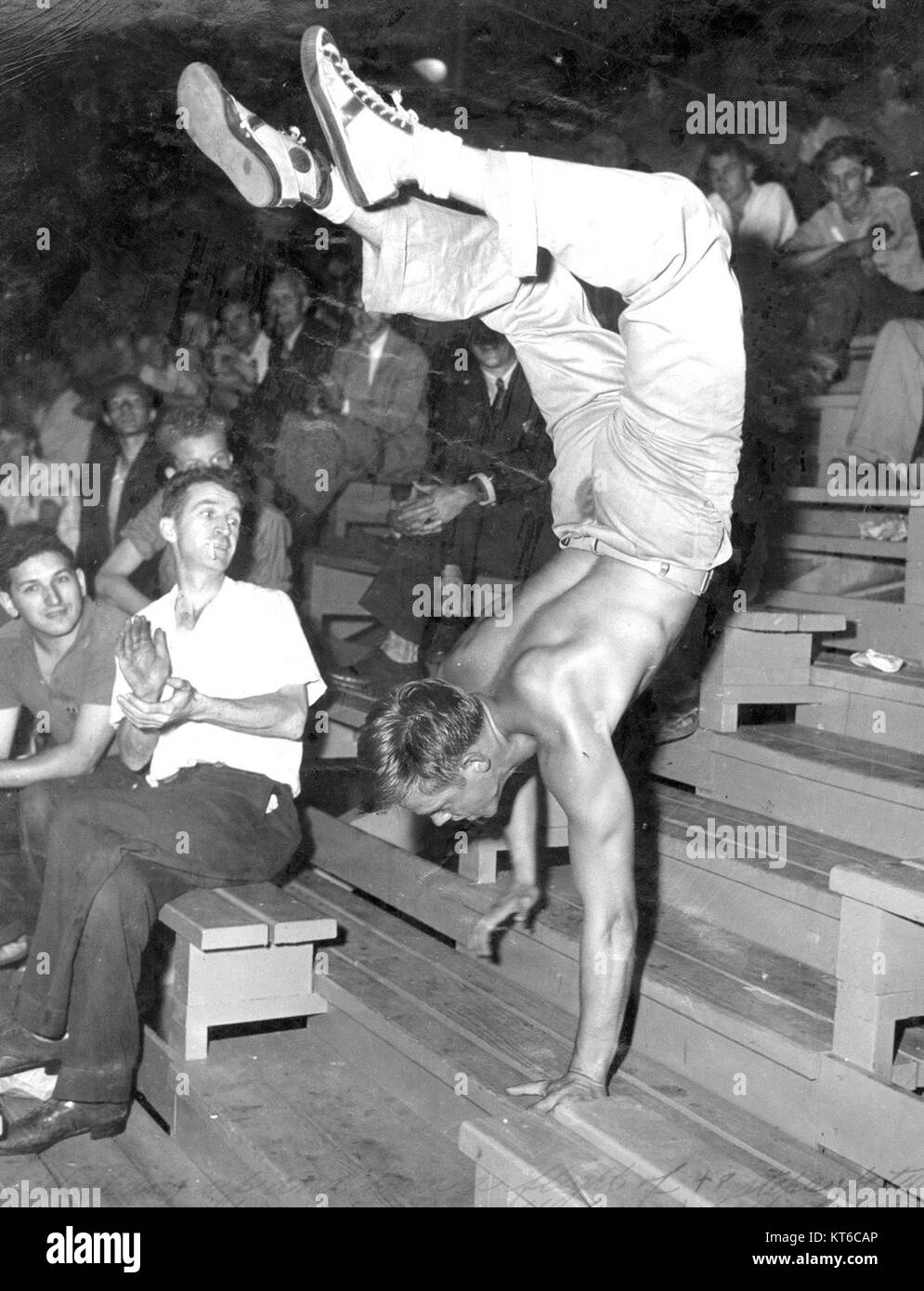 William (Bill) L. Schultz esegue un handstand durante una guerra 1943 unità di legame Foto Stock