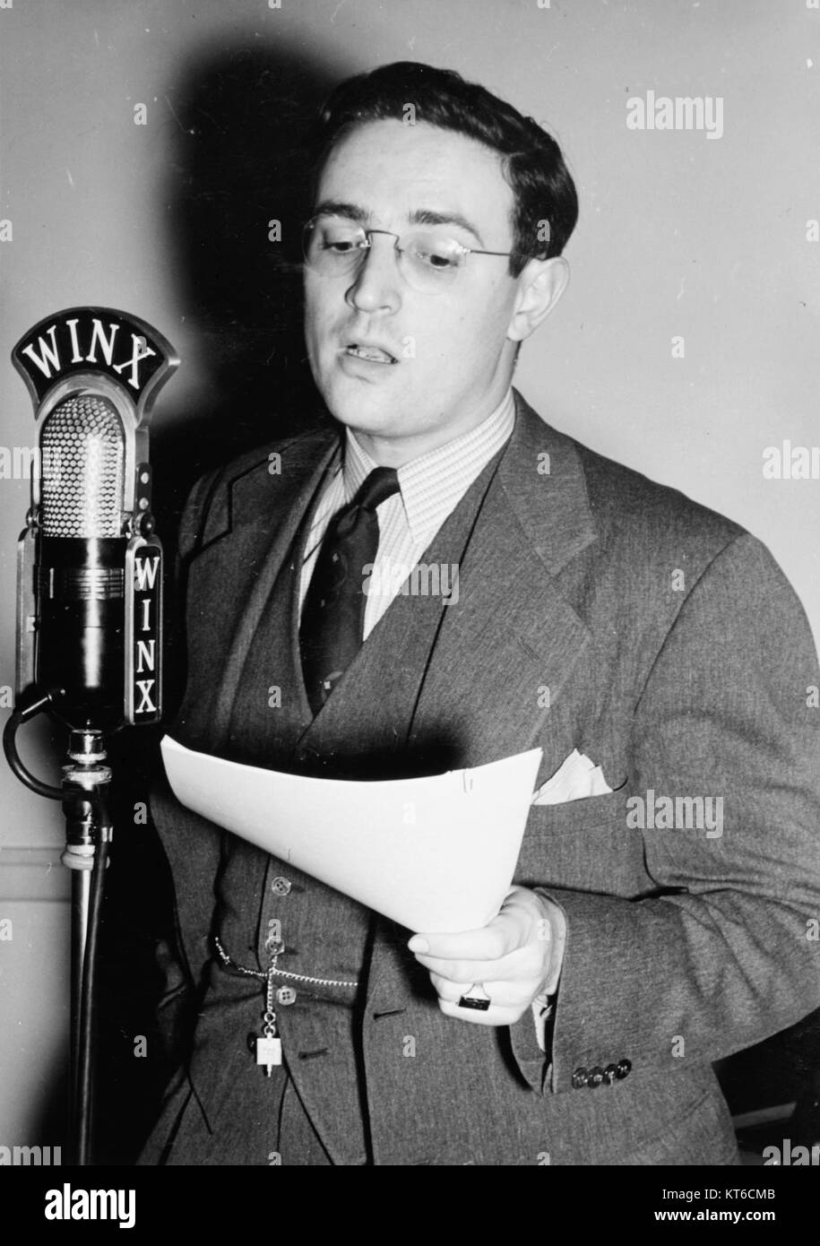 Questa fotografia originale di William P. Gottlieb, etichettata 16181, cattura un momento chiave dei primi giorni del jazz, mostrando una figura jazz di spicco. La fotografia iconica di Gottlieb ha contribuito a documentare la storia della musica jazz e la sua influenza culturale. Foto Stock