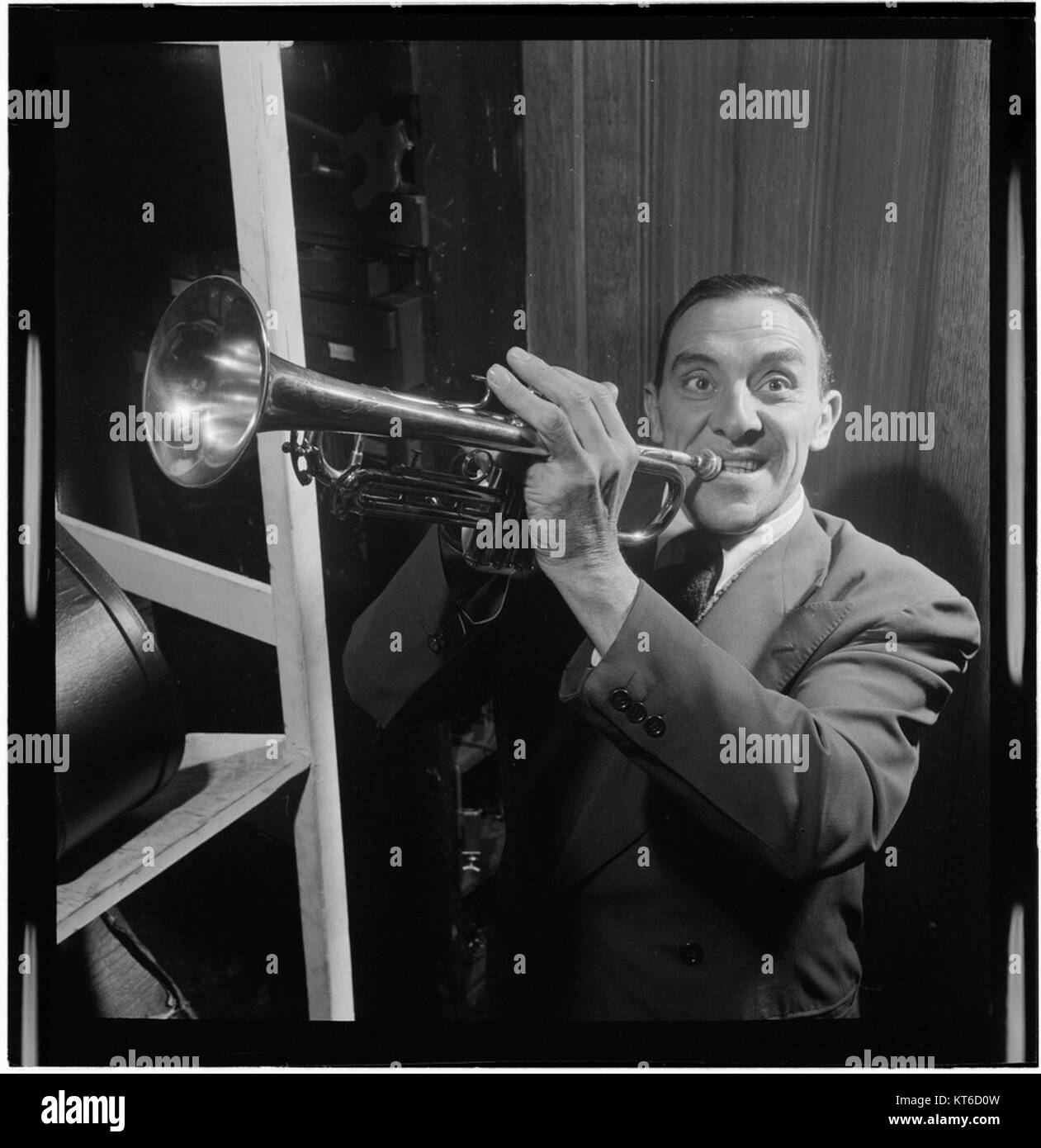 Questa immagine cattura Wingy Manone, un trombettista jazz, scattato da William P. Gottlieb a New York alla fine degli anni '1940 Foto Stock