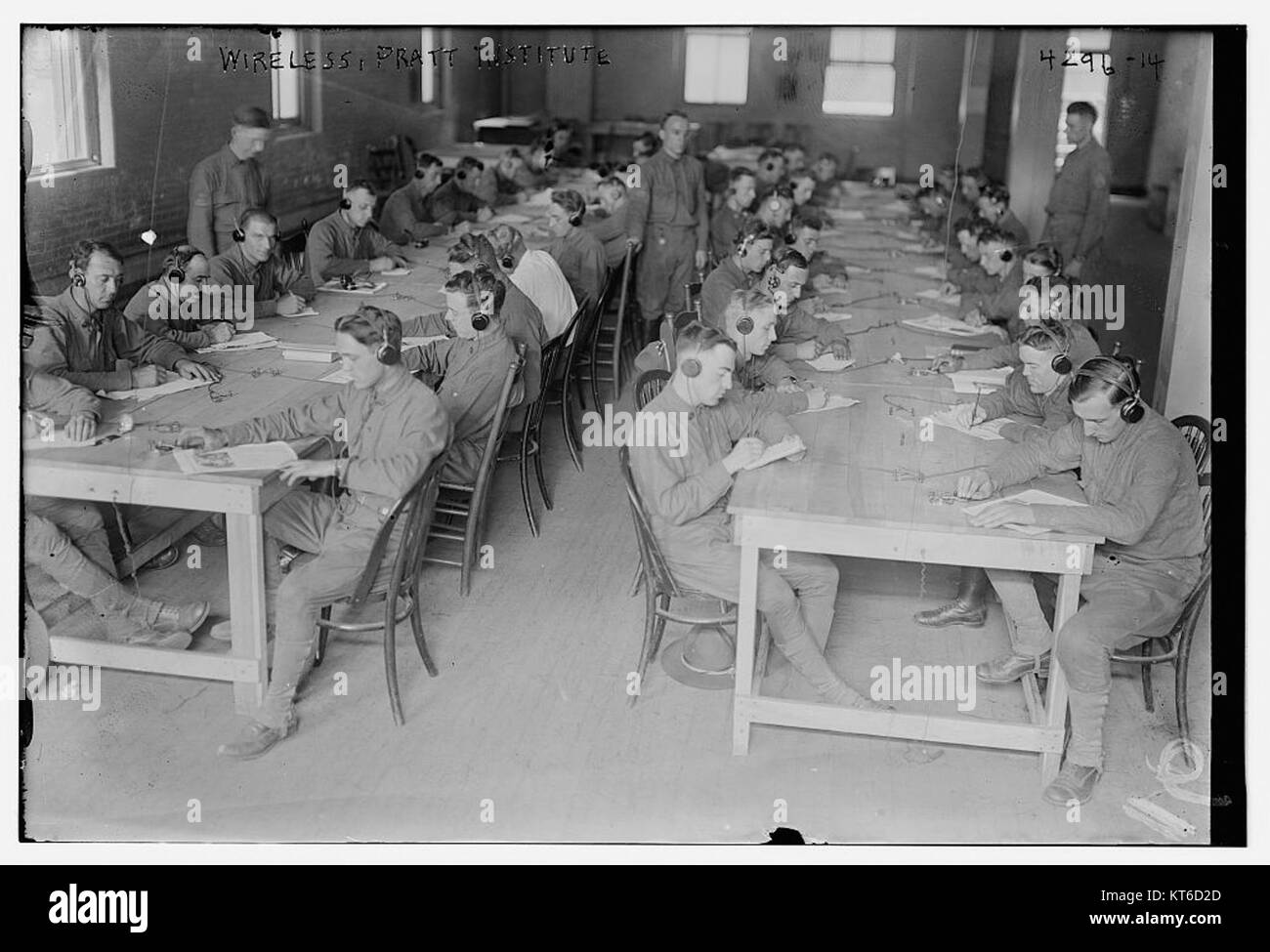 Un sistema di comunicazione wireless, acquisito presso il Pratt Institute, che mostra i progressi tecnologici nella tecnologia wireless. L'immagine presenta apparecchiature o installazioni rilevanti per la comunicazione wireless. Foto Stock