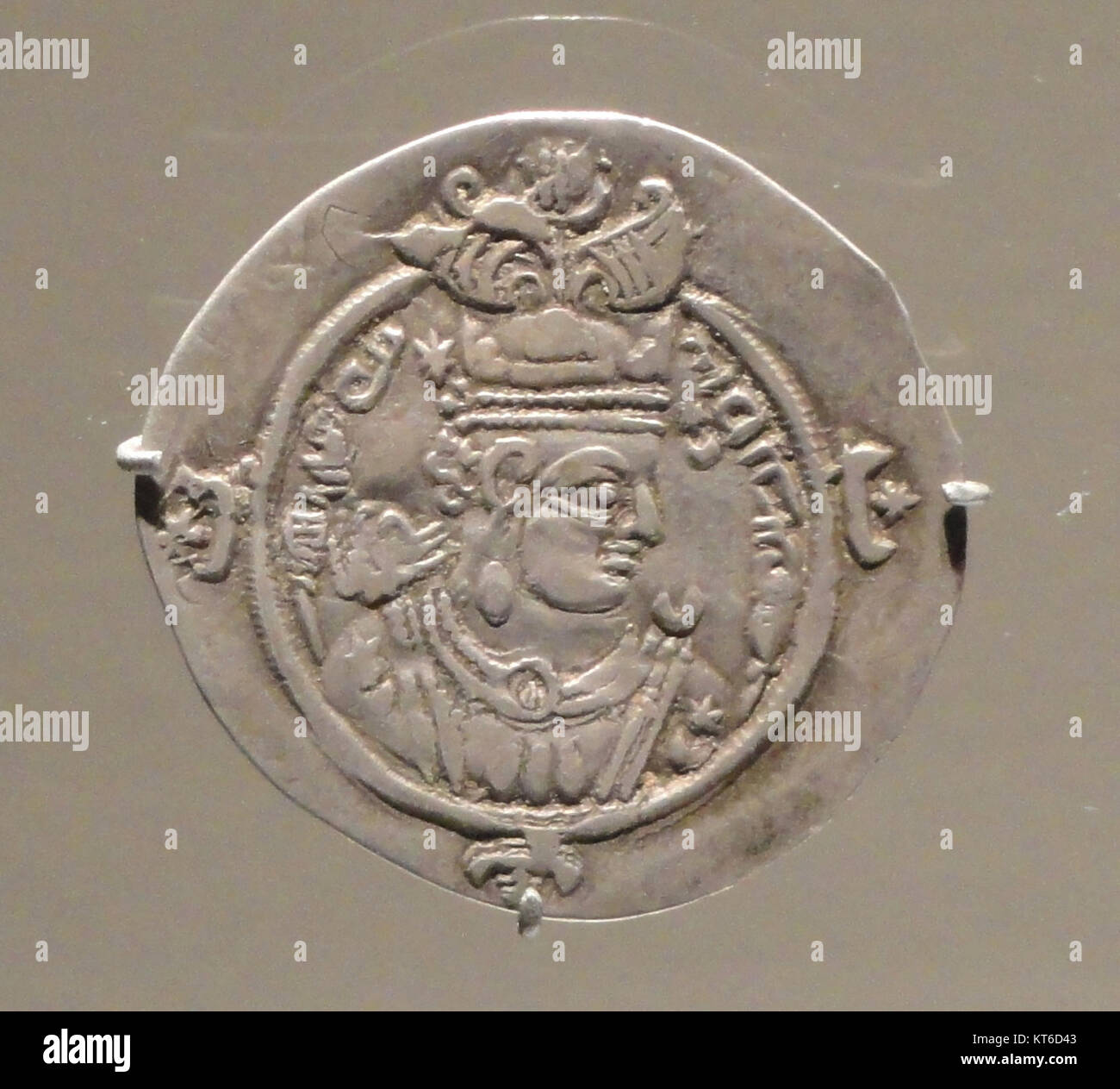 La moneta di Ardashir III, ospitata nella galleria Arthur M. Sackler, è un esempio di antica numismatica persiana. La moneta presenta un ritratto di Ardashir III, l'ultimo sovrano dell'Impero sasanide, noto per il suo valore storico e culturale. Foto Stock