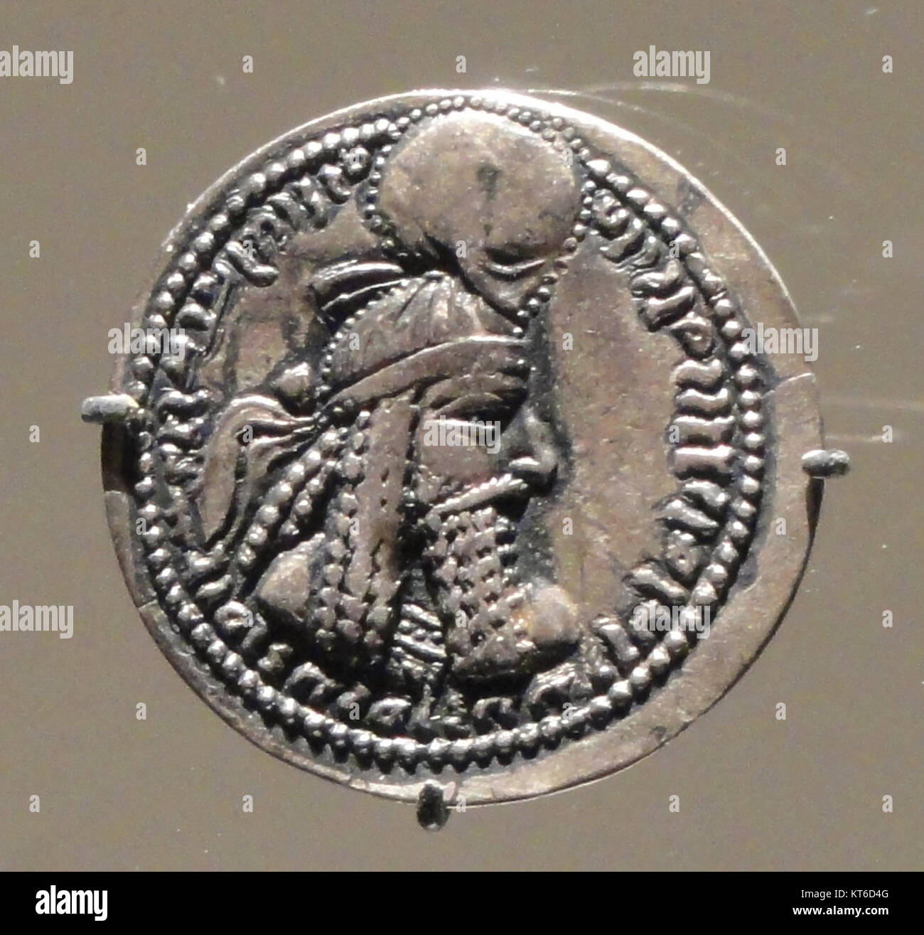 Questa moneta di Ardashir i, in mostra alla galleria Arthur M. Sackler, rappresenta il primo Impero sasanide. La moneta è un artefatto chiave dell'antica Persia, che offre un'idea della storia e della monetazione dell'impero. Foto Stock