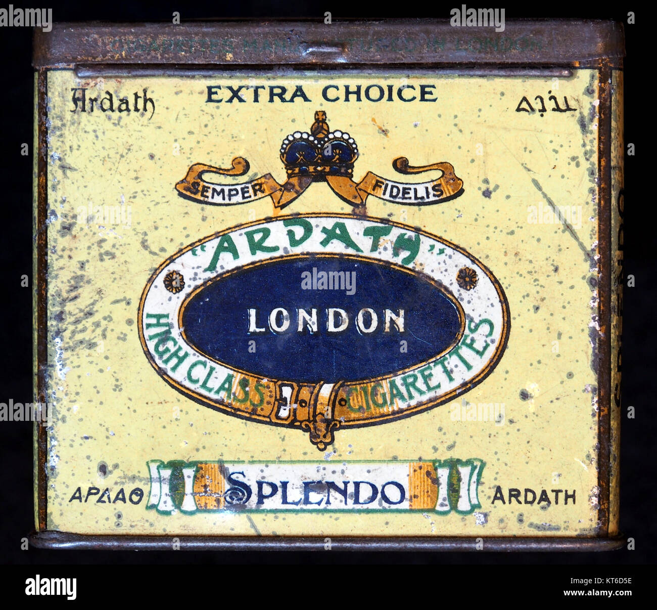 Lo stagno quadrato giallo di Ardath Tobacco Company Ltd è caratterizzato dal marchio "State Express" con coperchio incernierato. Inciso con 'State Express 333' e 'Ardath fine Cut', misura 9,5 cm x 1,8 cm x 7,5 cm. Foto Stock