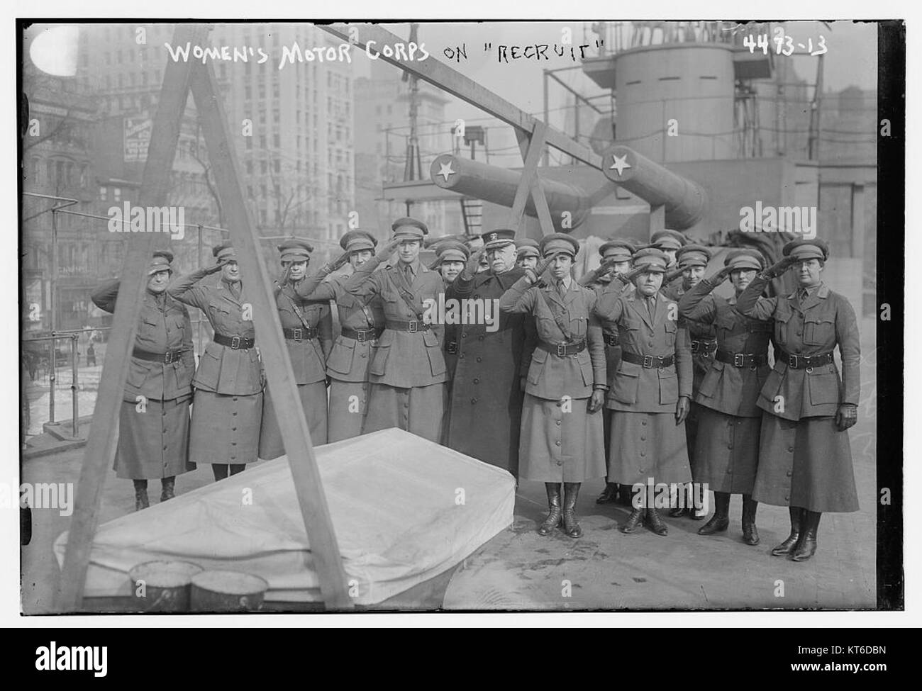 Il Women's Motor Corps giocò un ruolo fondamentale durante la guerra, fornendo servizi di supporto come la guida e la logistica. Questa foto mostra le donne in uniforme, pronte al servizio, evidenziando il loro contributo allo sforzo bellico. Foto Stock