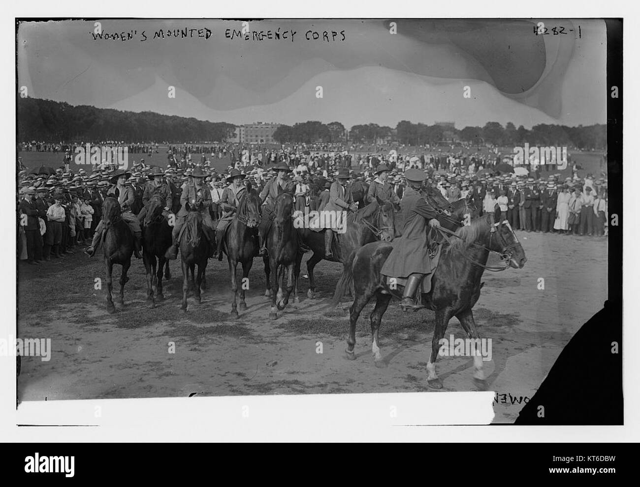 Il Women's Mounted Emergency Corps era un'organizzazione che forniva servizi di emergenza in situazioni critiche. I membri del corpo sono stati addestrati per assistere in tempi di crisi, comprese le calamità naturali e le emergenze pubbliche. Foto Stock