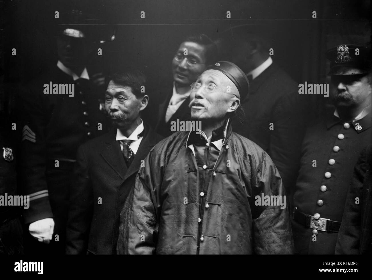 Wu Tingfang fu un importante diplomatico e riformatore cinese tra la fine del XIX e l'inizio del XX secolo. Questo riferimento riguarda probabilmente un'immagine o un artefatto legato alla sua eredità. Foto Stock