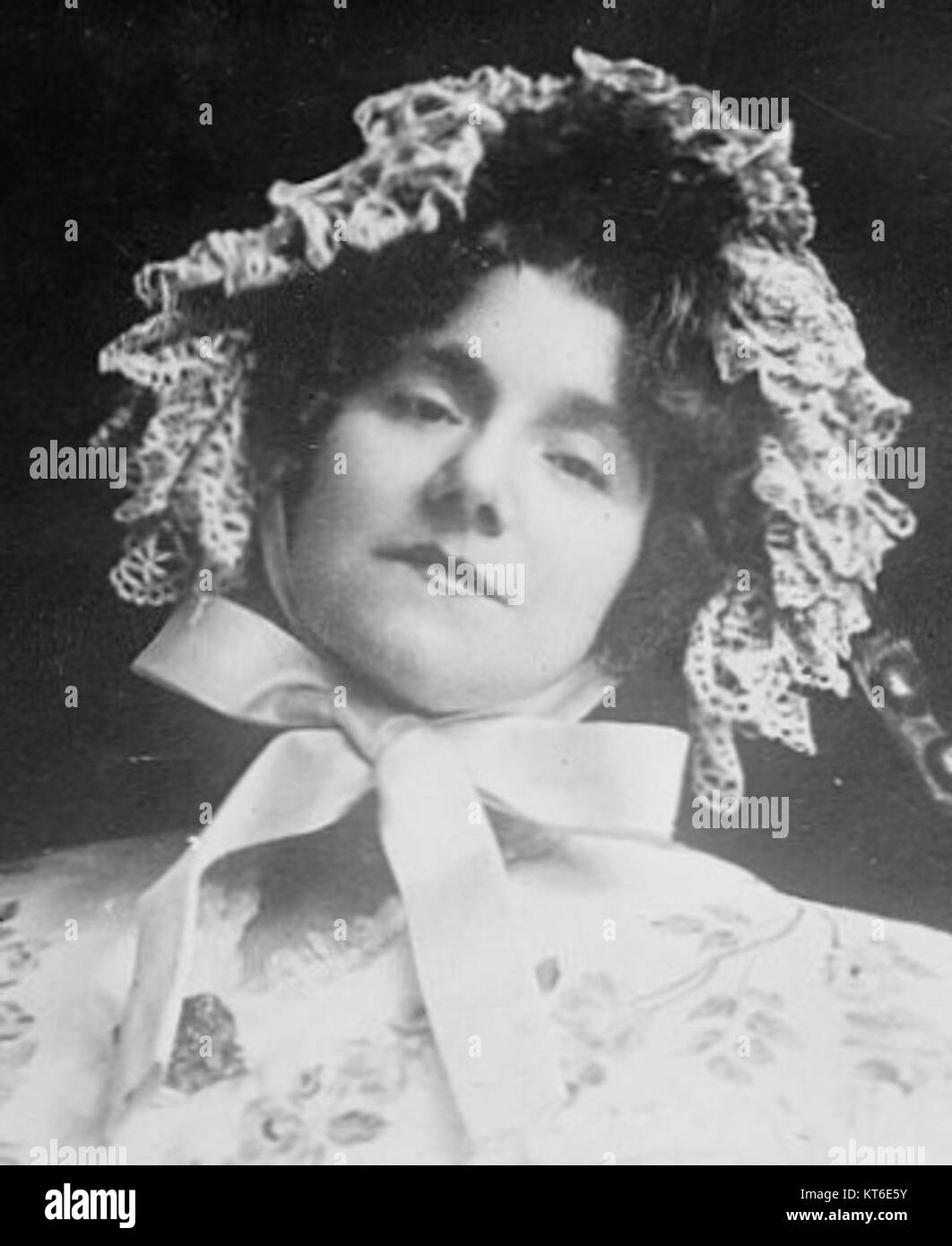 Un ritratto di Yvette Guilbert, una cantante e attrice di cabaret francese nota per le sue esibizioni tra la fine del XIX e l'inizio del XX secolo. Era famosa per le sue recitazioni drammatiche e i suoi caratteristici guanti lunghi. Foto Stock