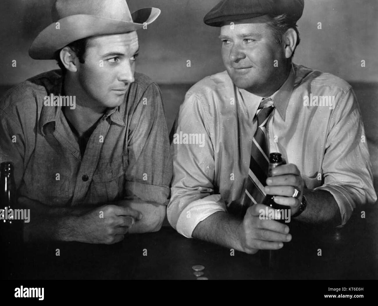 Zachary Scott e Charles Kemper sono protagonisti del film del 1945 *The Southerner*. Il film esplora i temi della vita rurale e delle difficoltà nel sud degli Stati Uniti durante la grande depressione. Foto Stock