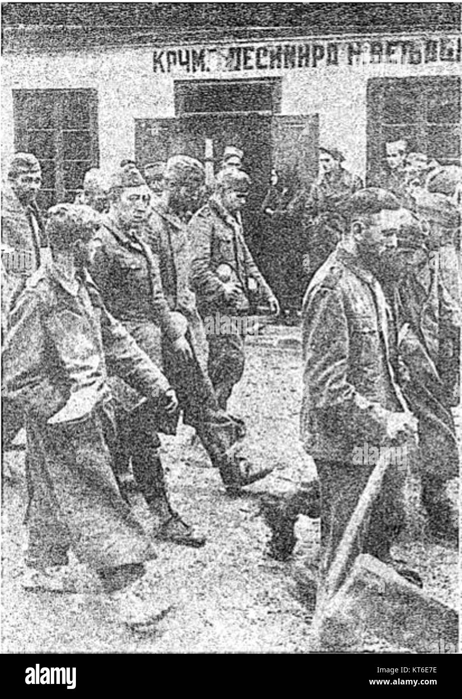 Zarobljeni Nemci u UC5BEicu 1941 si riferisce a un evento che coinvolse soldati tedeschi catturati nel 1941, probabilmente nel contesto della seconda guerra mondiale. Questo potrebbe essere collegato alle battaglie e agli scontri durante la guerra quando furono catturati i prigionieri. La situazione che coinvolge prigionieri di guerra tedeschi (prigionieri di guerra) e il loro trattamento durante il periodo di guerra è una parte importante della storia della guerra. Foto Stock