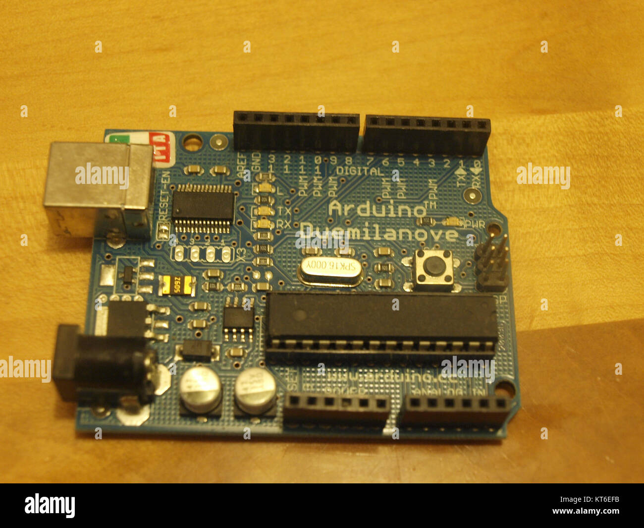 Arduino Duemilanove è una scheda microcontrollore utilizzata in vari progetti elettronici e di programmazione, ampiamente riconosciuta nelle comunità di maker e sviluppo. Foto Stock