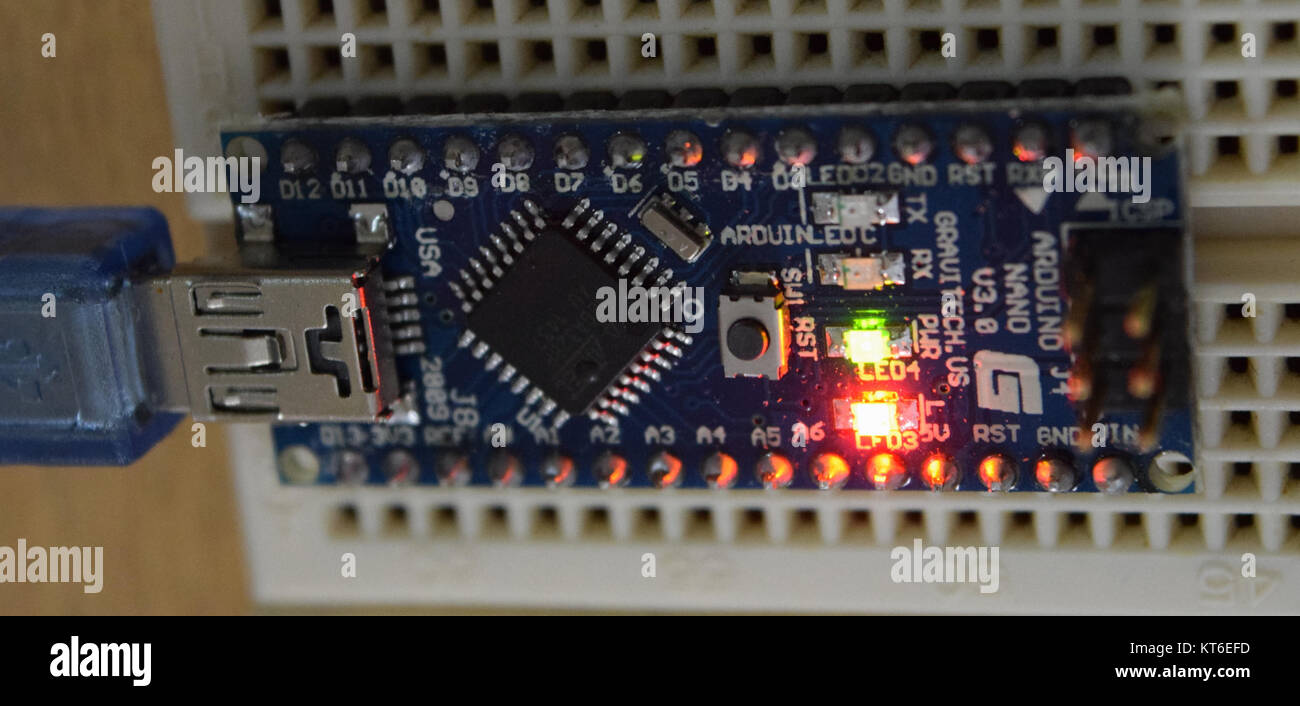 Arduino Nano V3.0 è una scheda microcontrollore piccola e compatta basata su ATmega328P. È ampiamente utilizzato in progetti di elettronica e robotica per la sua versatilità e facilità d'uso. La scheda è dotata di pin i/o digitali, ingressi analogici ed è alimentata tramite USB o fonti di alimentazione esterne. Foto Stock
