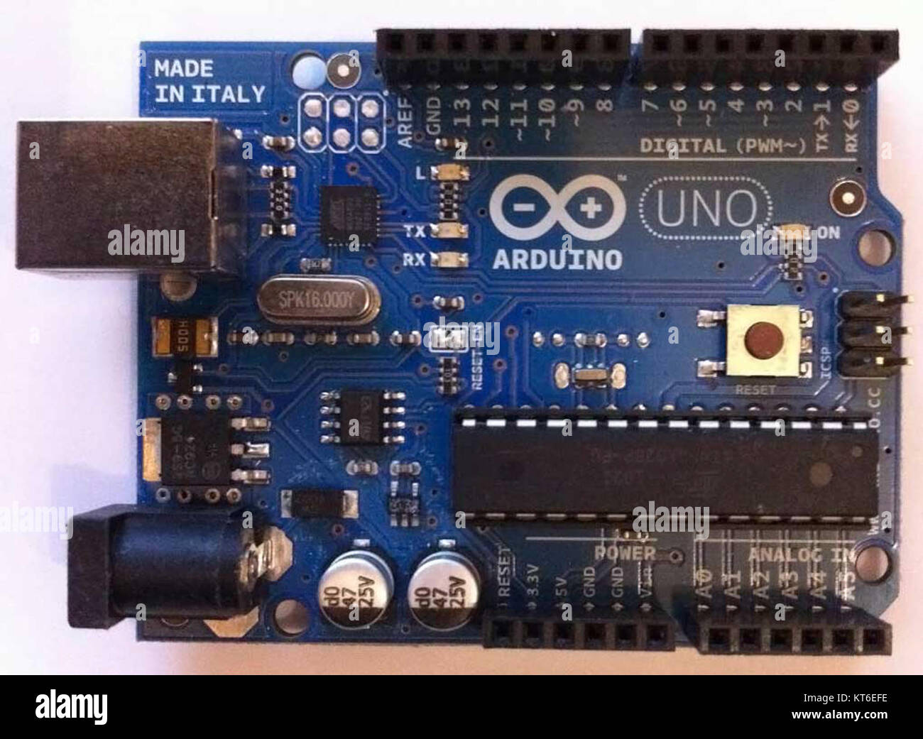 ArdurinoUno è una piattaforma di microcontrollori utilizzata per progetti elettronici e prototipazione. Offre una gamma di funzioni per la creazione di dispositivi, sistemi e applicazioni interattive nei settori della robotica, dell'IoT e dell'automazione. Foto Stock