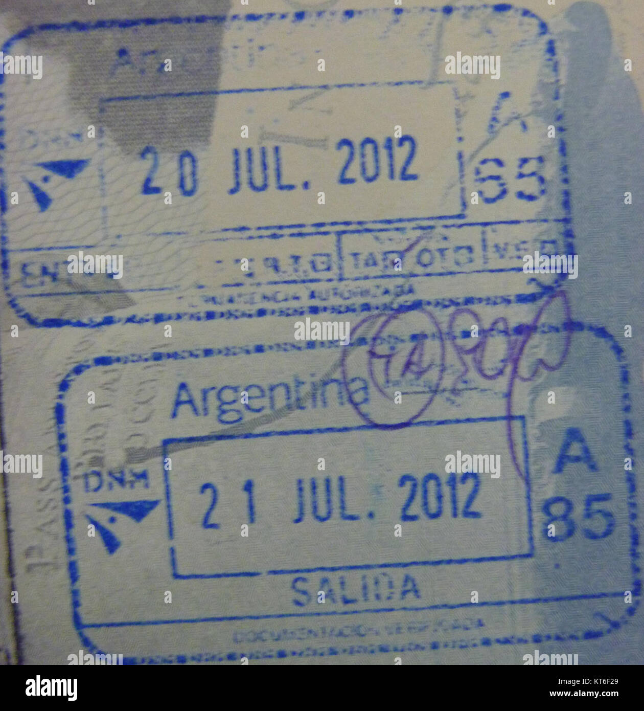 L'Argentina ha una ricca storia di produzione di francobolli, con disegni che spesso riflettono la cultura, la storia e le bellezze naturali del paese. Questi francobolli sono diventati oggetti da collezione di valore. Foto Stock
