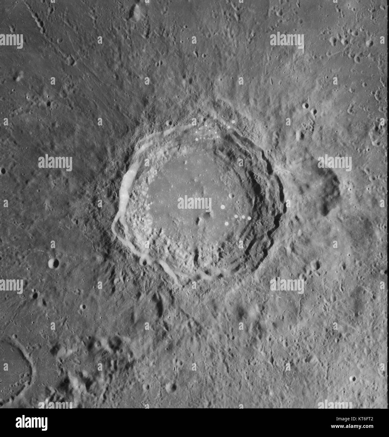 Il cratere di Aristotele è una caratteristica lunare prominente situata sulla superficie della Luna. Si tratta di un grande cratere d'impatto formato da un attacco meteoritico, notevole per la sua struttura ben conservata e le caratteristiche geologiche circostanti. Foto Stock