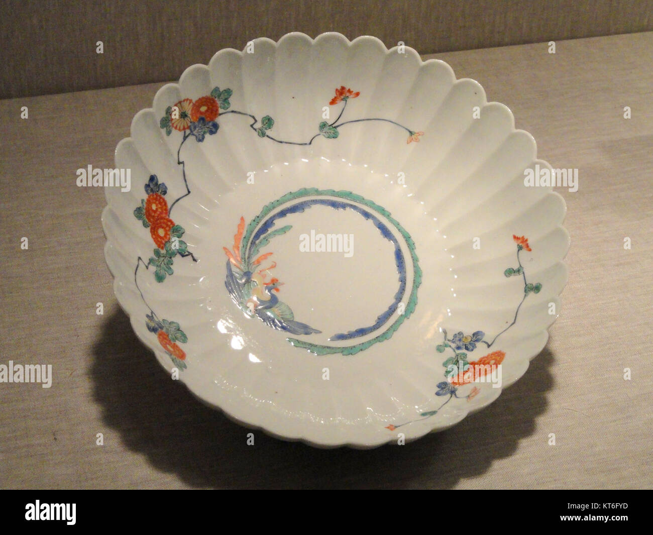 La ciotola a forma floreale di Arita-Ware Kakiemon, creata in Giappone tra la fine del XVII e l'inizio del XVIII secolo, mostra squisita maestria della porcellana con decorazioni in smalto. Fa parte della collezione dell'Art Institute of Chicago. Foto Stock