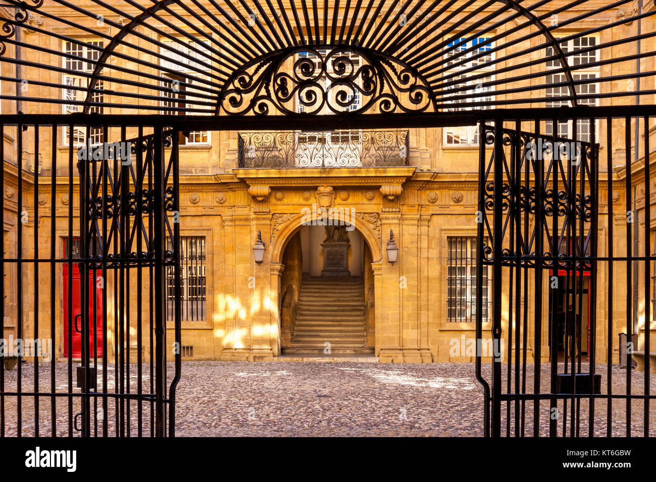 Ferro battuto il cancello di ingresso all'Hotel de Ville, Aix-en-Provence, Francia Foto Stock