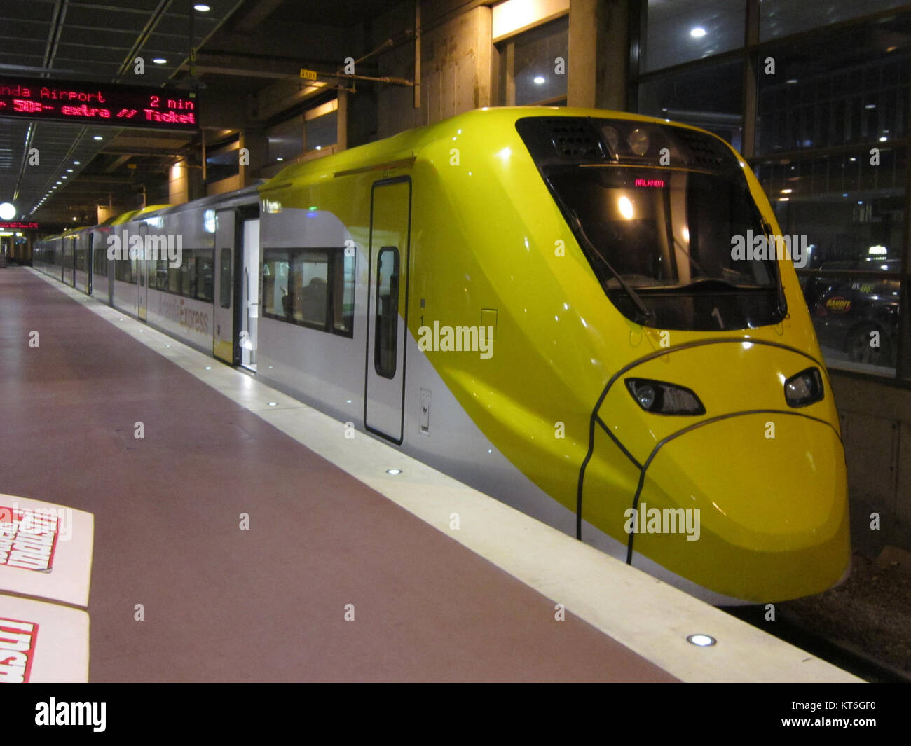 L'Arlanda Express X3 è un treno ad alta velocità che collega l'aeroporto Arlanda di Stoccolma al centro di Stoccolma, offrendo un trasporto veloce ed efficiente. Foto Stock L'Arlanda Express X3 è un treno ad alta velocità che collega l'aeroporto Arlanda di Stoccolma al centro di Stoccolma, offrendo un trasporto veloce ed efficiente. Foto Stock