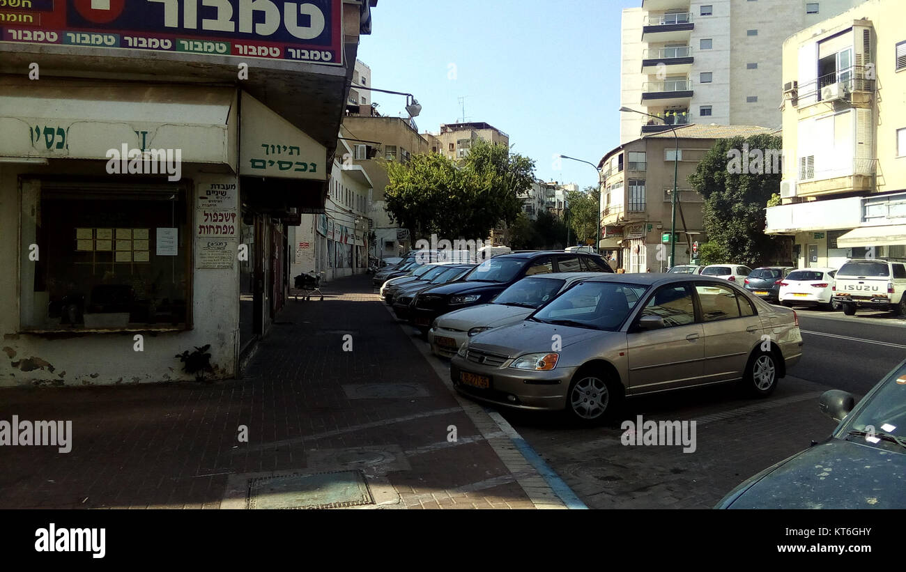 Una fotografia scattata nell'ottobre 2015 del quartiere di Arlozorov a Ramat Gan, Israele, che cattura l'ambiente urbano e le scene di strada di questa vivace zona. Foto Stock