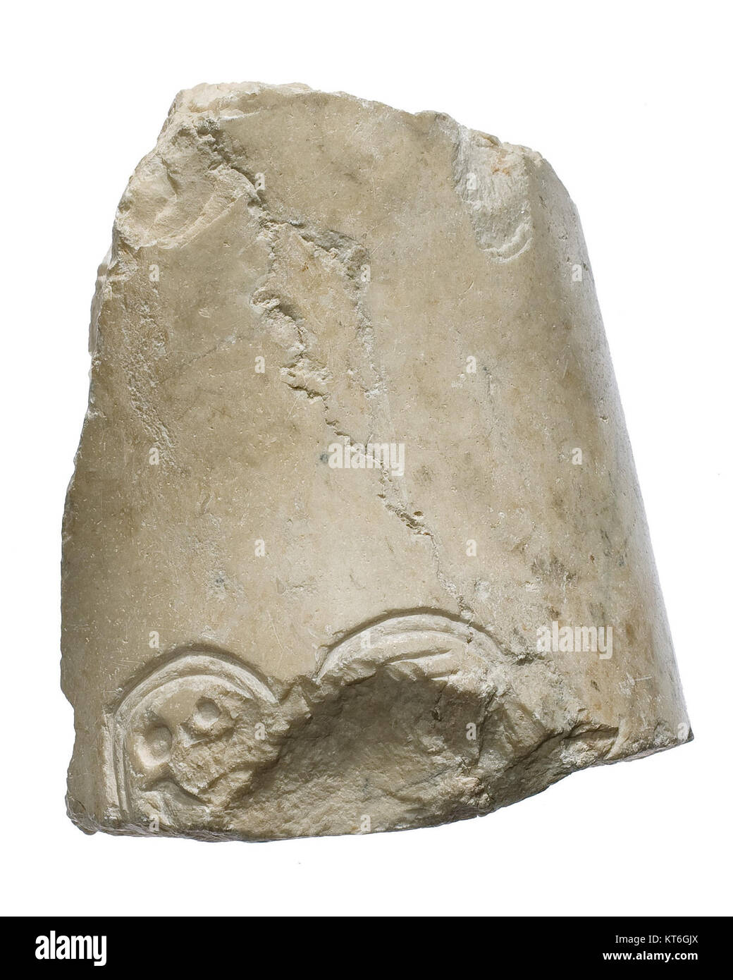 "Braccio, spalla destra, Aten cartouche MET 21.9,587" si riferisce ad un manufatto ospitato nel Metropolitan Museum of Art (MET), catalogato con il numero 21.9,587. L'oggetto è un'armatura della spalla destra egiziana con inciso il cartiglio di Aton, indicativo del periodo Amarna e del regno del faraone Akhenaton. Foto Stock