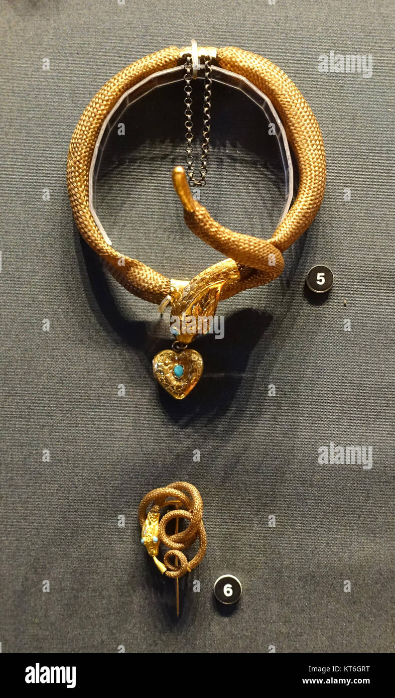 La fascia da braccio e la spilla, realizzate nel 1842 da Gustaf Magnus Sjoblom e M Harling, sono pezzi intricati di gioielli realizzati con capelli umani, oro e turchese. Fanno parte della collezione Nordiska museet, che mostra l'artigianato della metà del XIX secolo. Foto Stock